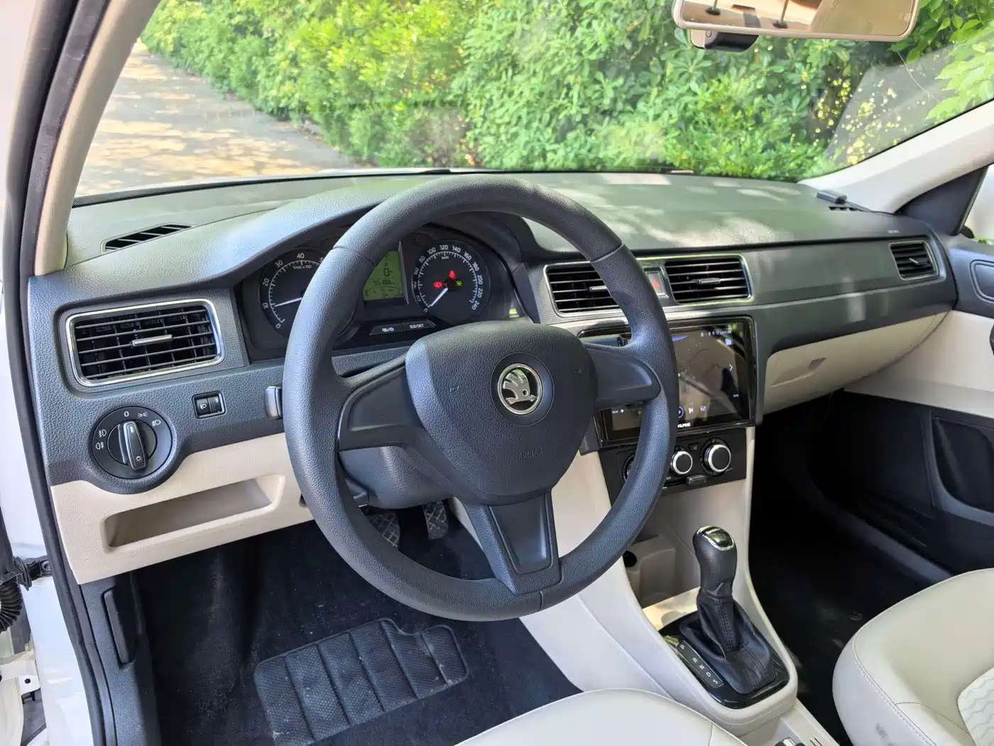 Škoda Rapid 2016 1.6L Automatic Pioneer Edition фото 7