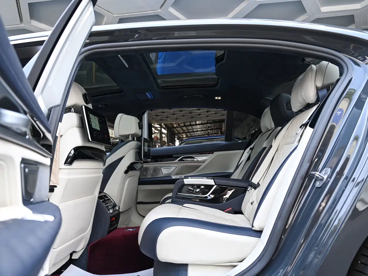 BMW 7 Series 2022 740Li xDrive Executive M Sport Package фото 14
