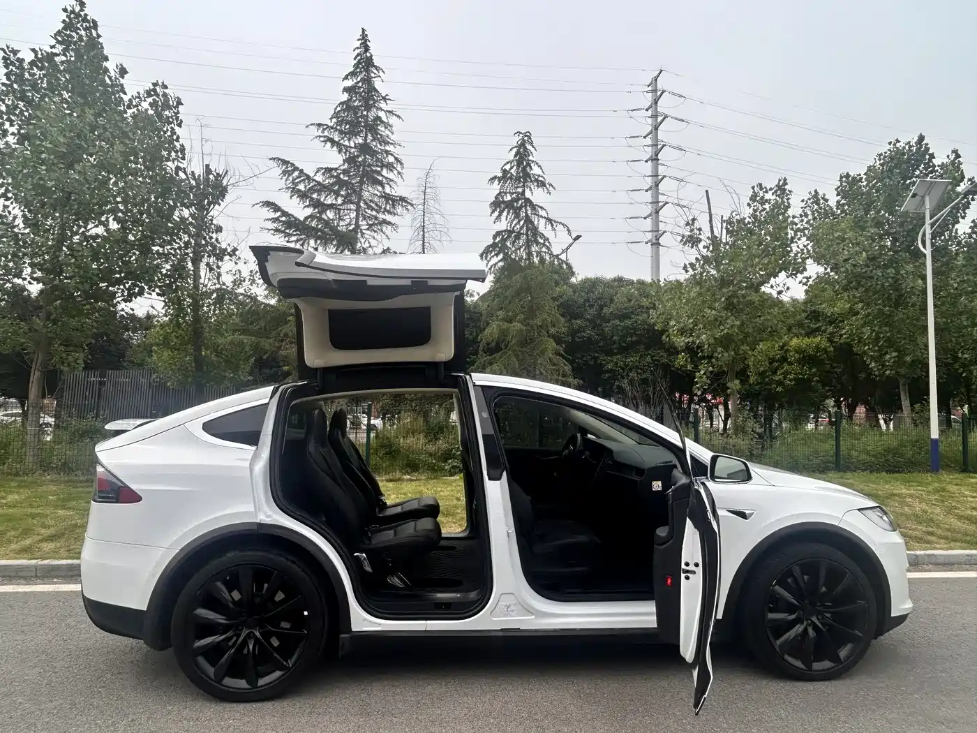 TESLA MODEL X