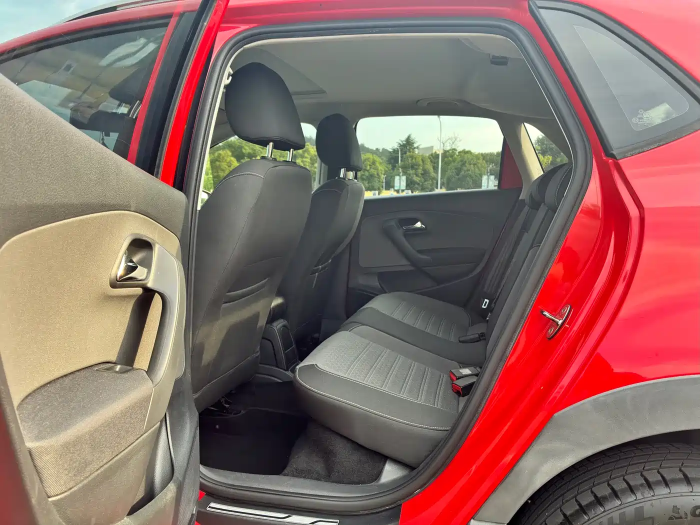 Volkswagen Polo 2014 1.6L Cross Polo Automatic фото 9