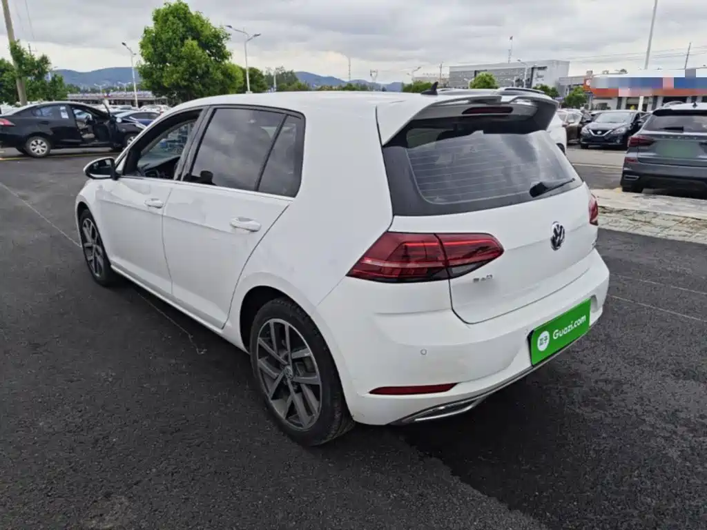 Photo 5 - Volkswagen Golf