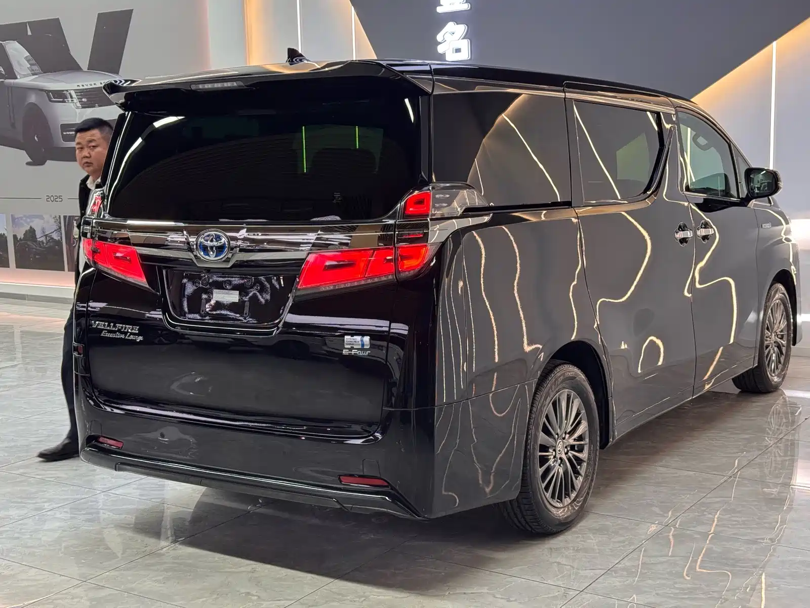 Фото 10 - Toyota Vellfire