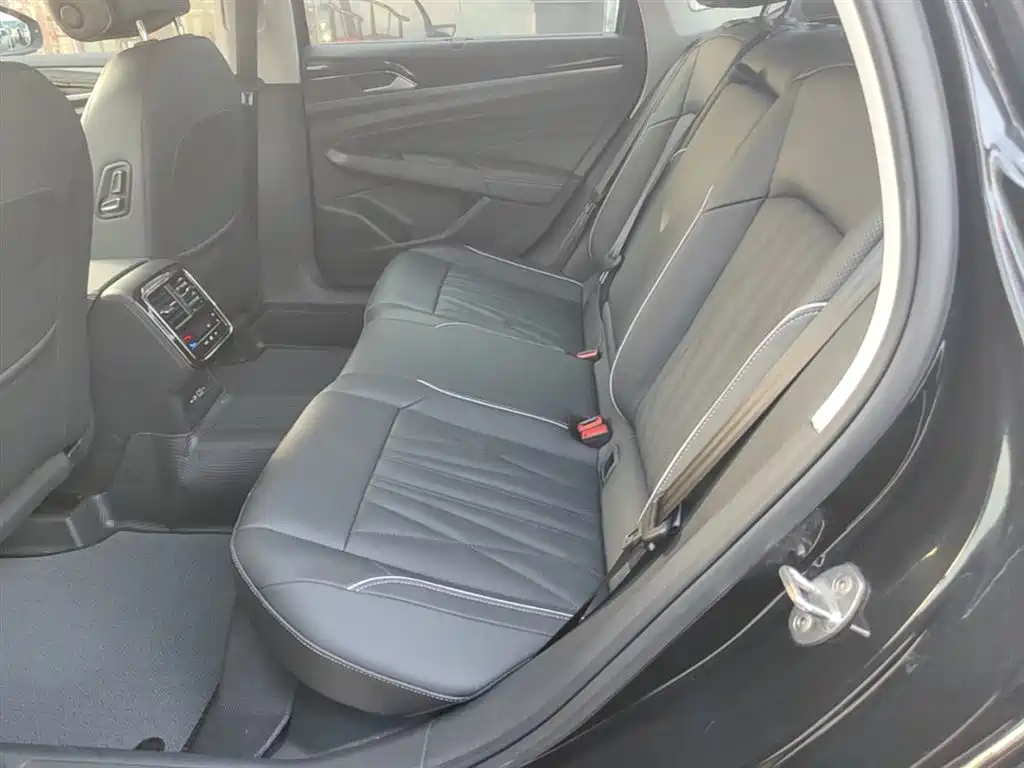 Volkswagen Passat 2022 330TSI Luxury Edition фото 17