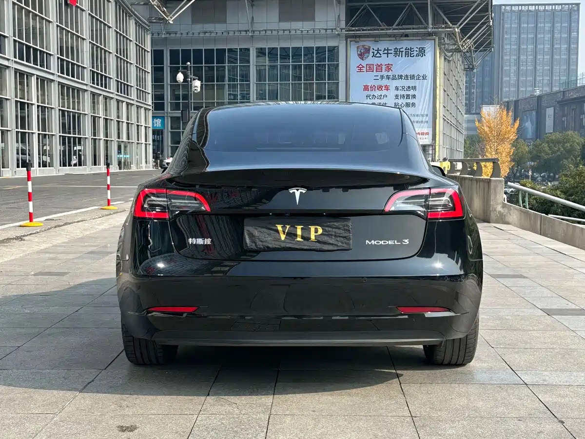 Фото 9 - Tesla Model 3