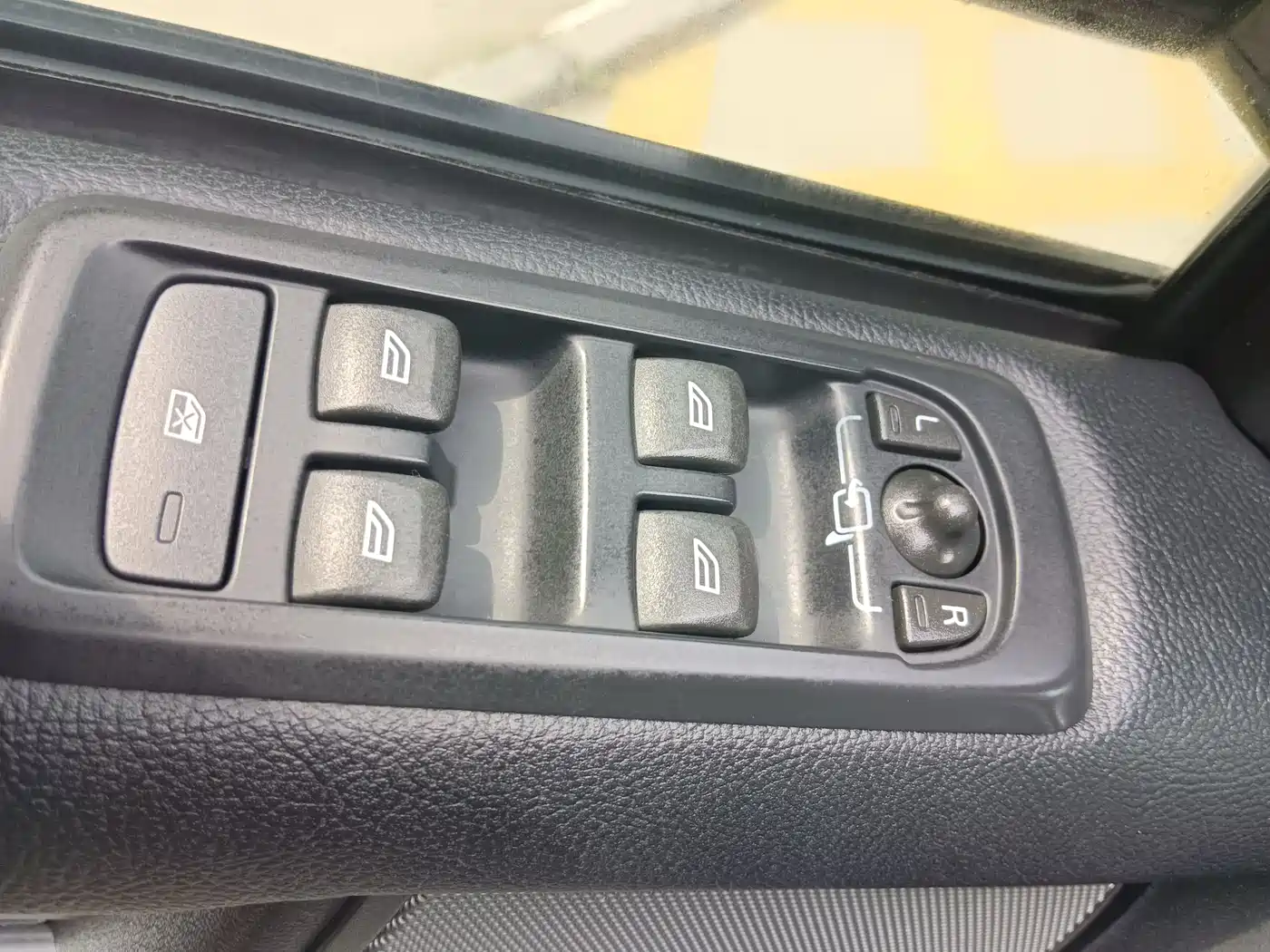 Land Rover Discovery 2015 3.0 SC V6 SE фото 9