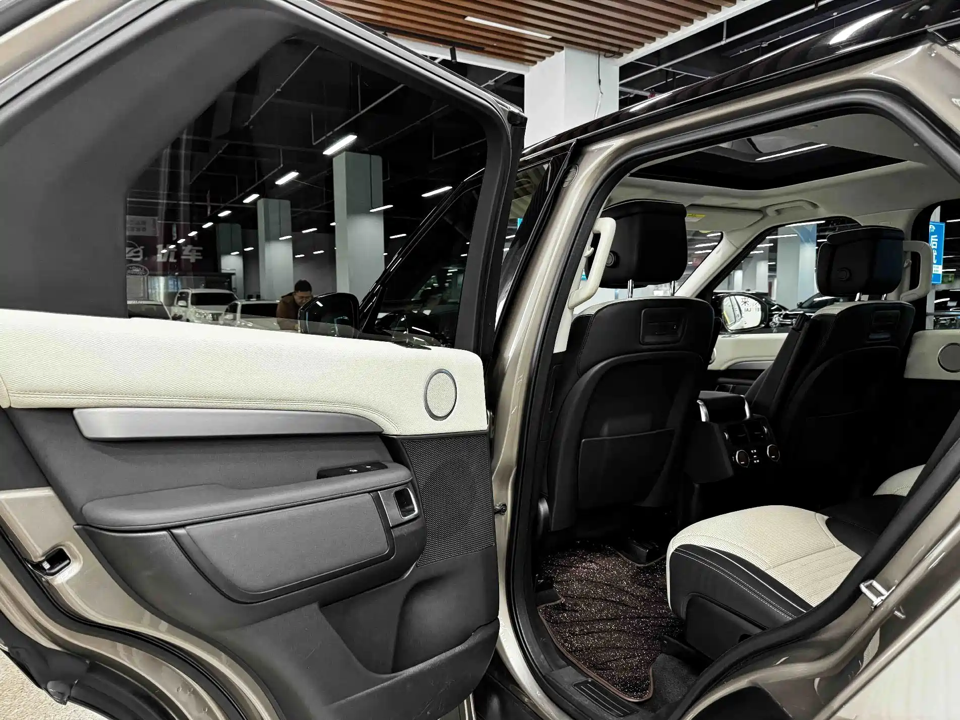 Photo 13 - Land Rover Discovery
