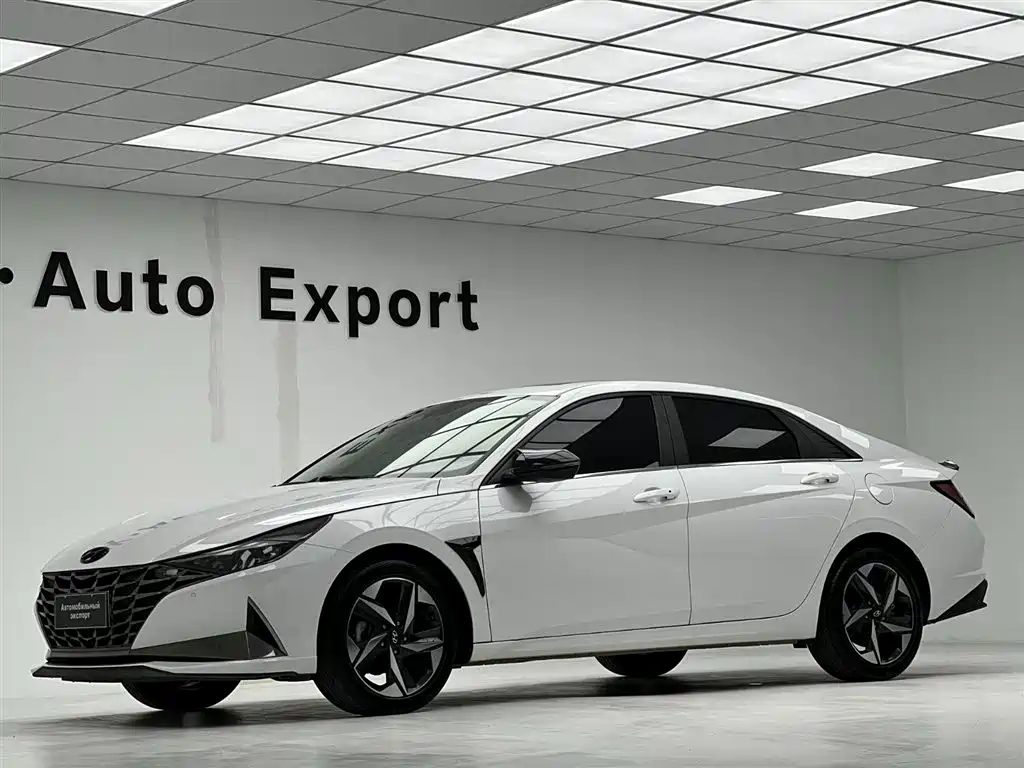 Hyundai Elantra 2022 1.5L CVT LUX Premium Edition фото 5