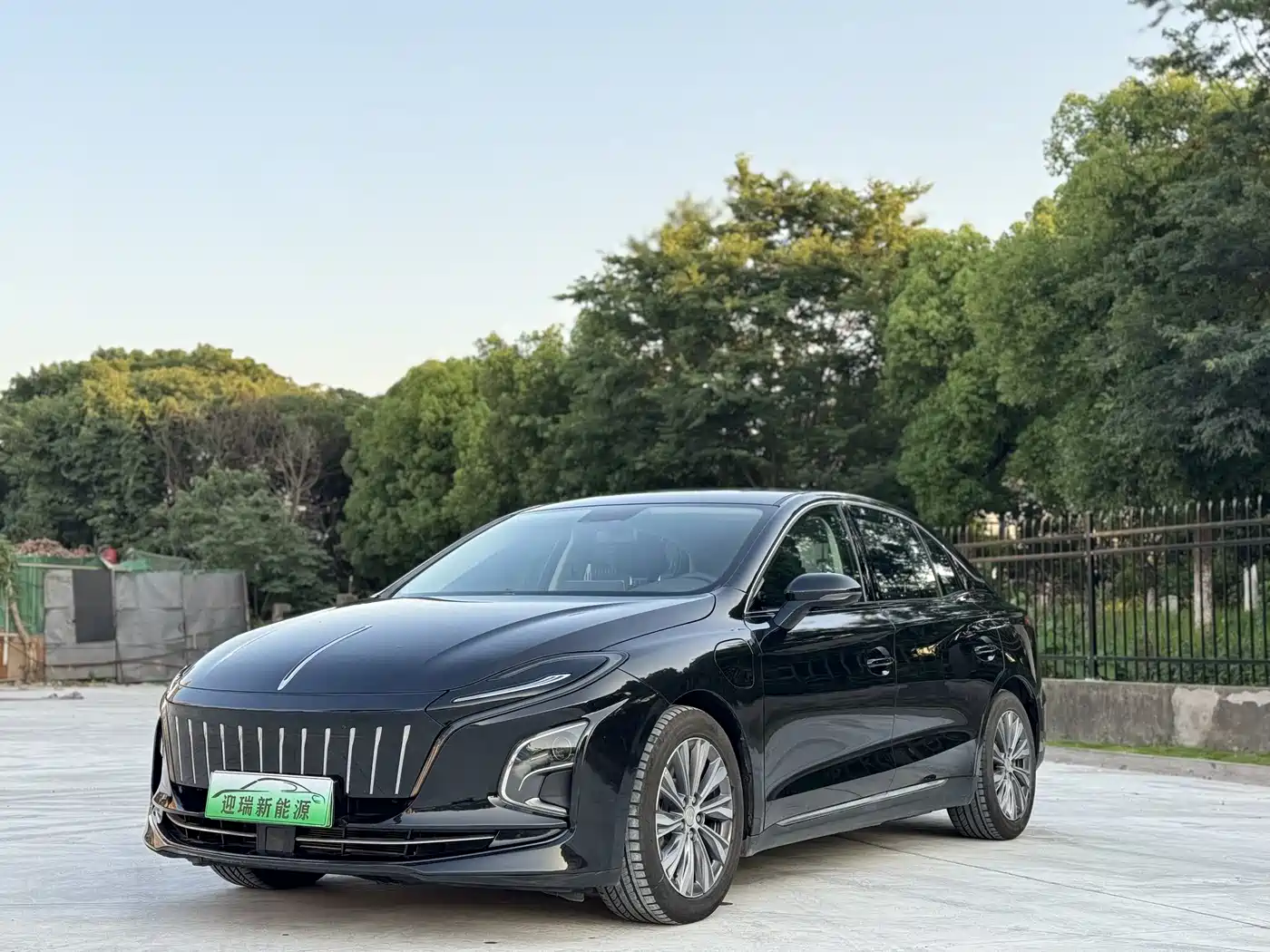 Hongqi E-QM5 2023 Basic Travel Edition