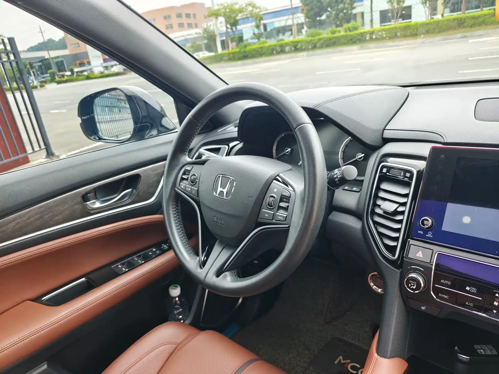 Фото 10 - Honda UR-V