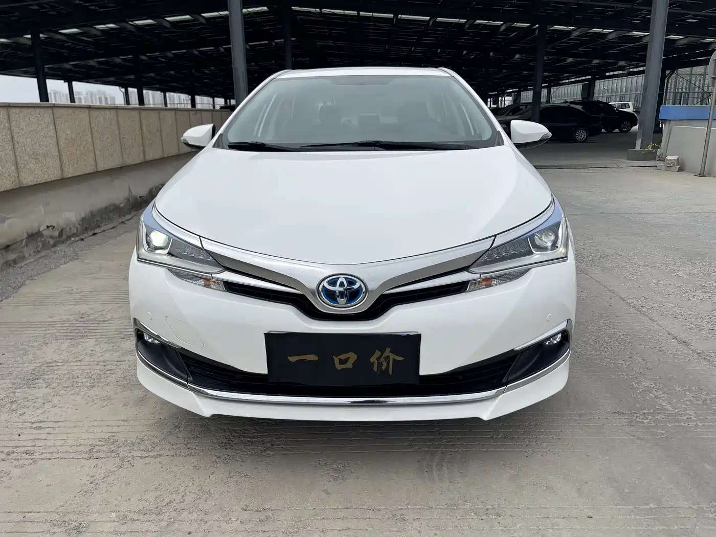 Toyota Corolla 2016 Dual Hybrid 1.8L E-CVT Elite Edition фото 2