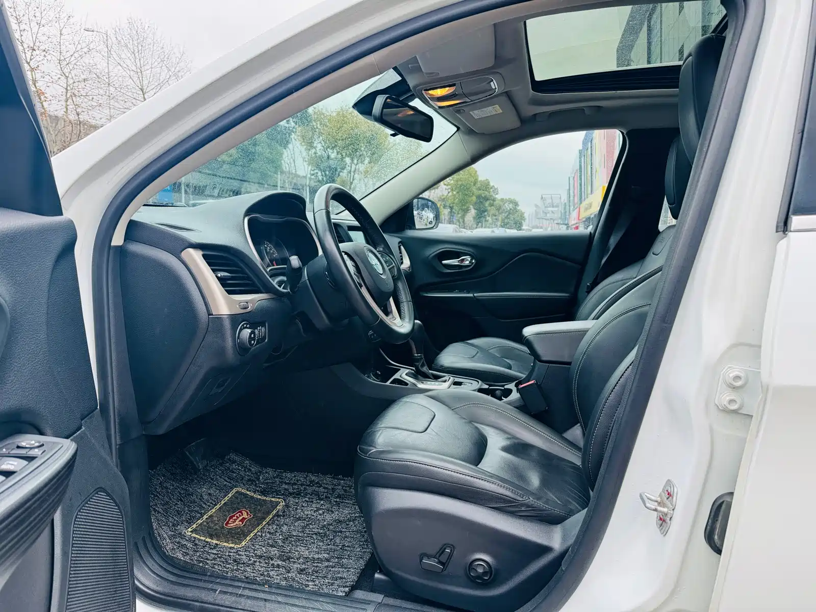 Фото 4 - Jeep Cherokee