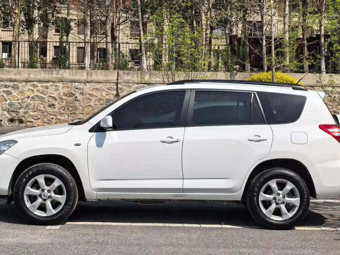 Toyota RAV4 Rongfang 2013 Special Edition 2.0L Auto Classic фото 3