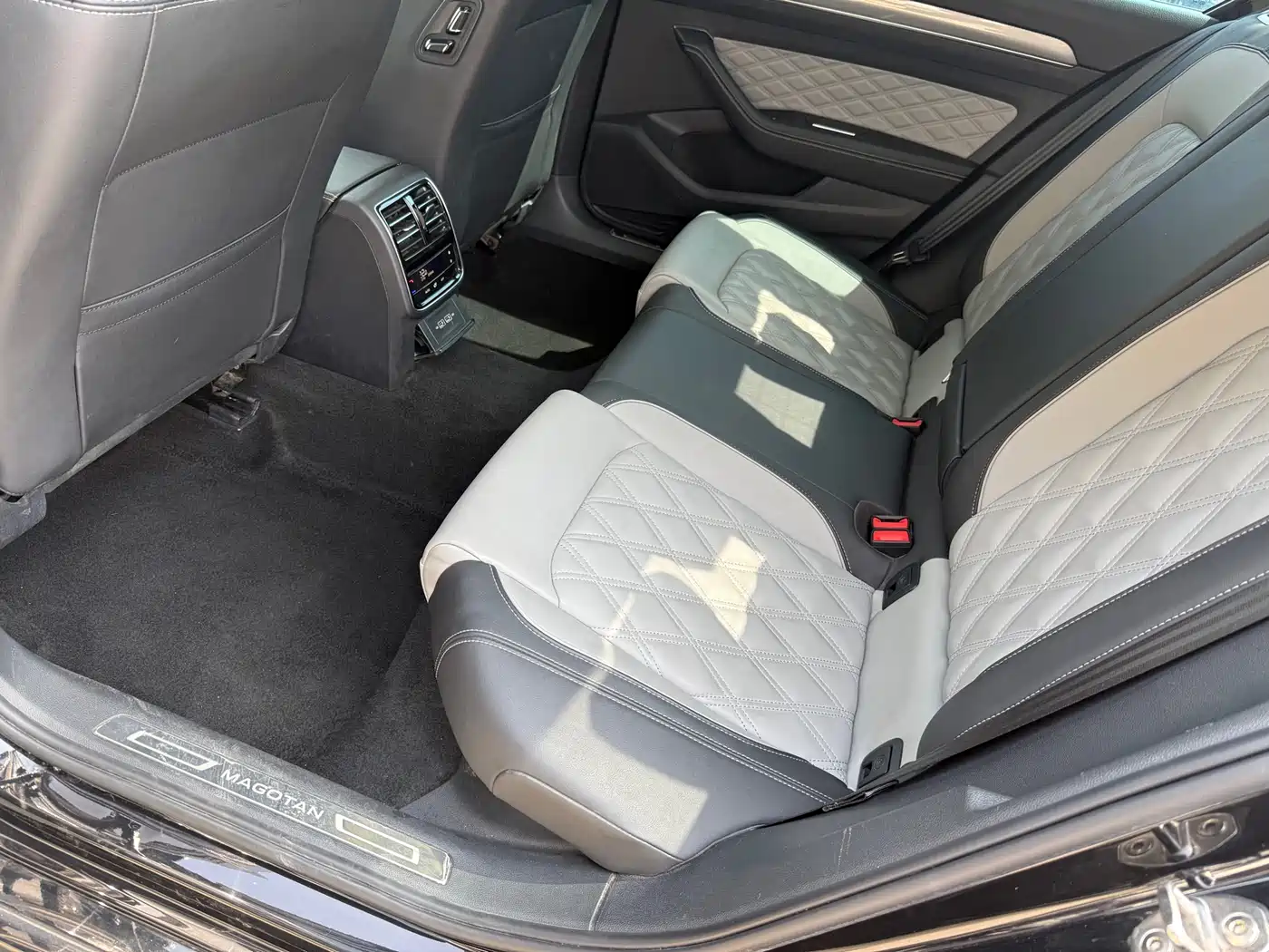 Volkswagen Magotan 2023 2 Million Units Anniversary Edition 330TSI DSG Leading Type фото 8