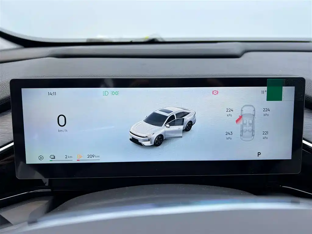 Geely Galaxy Galaxy L6 2025 EM-i 140km Explorer+ Edition фото 14