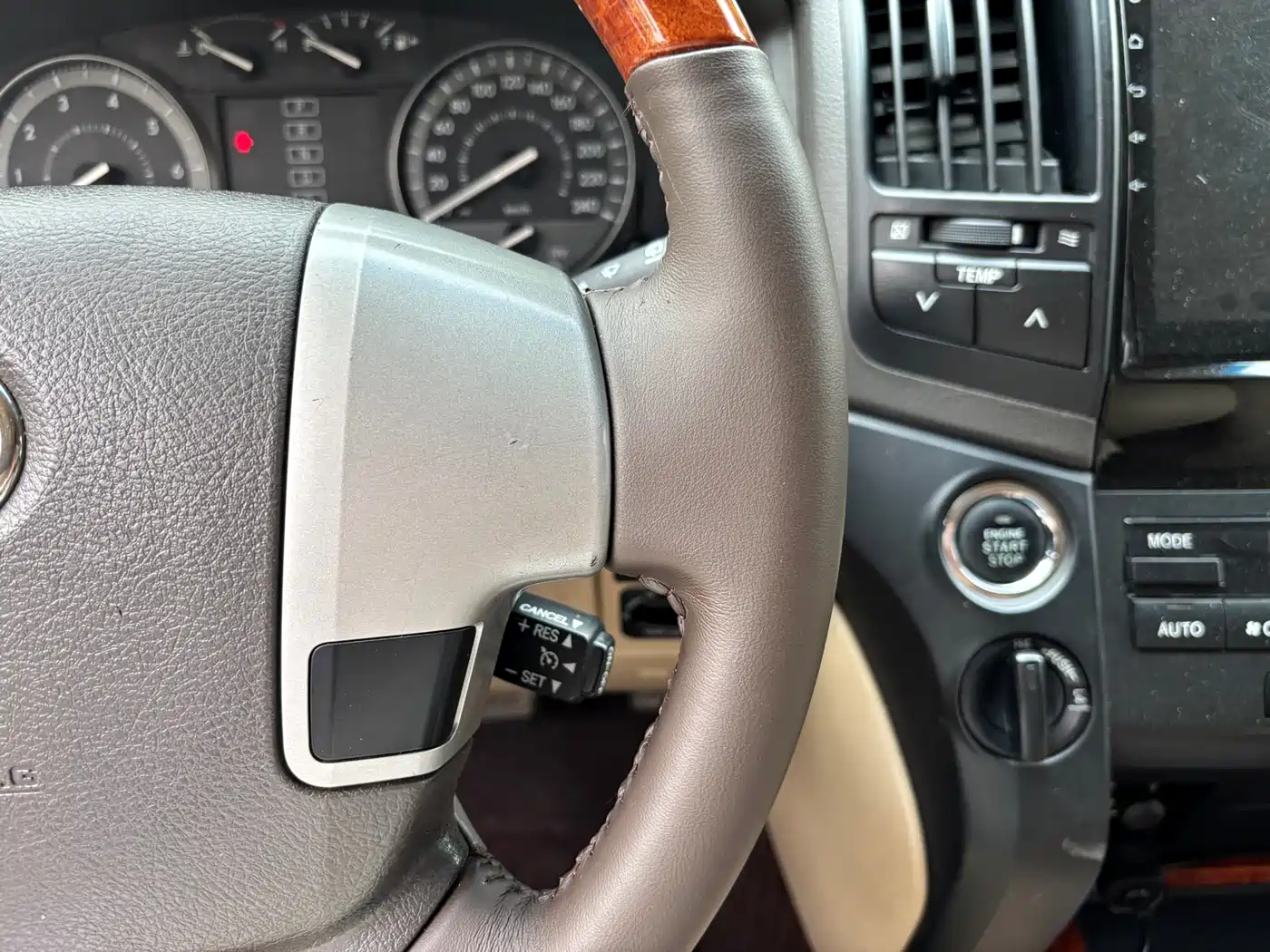 Toyota Land Cruiser (Import) 2015 4.0L V6 Middle East Limited Edition фото 16