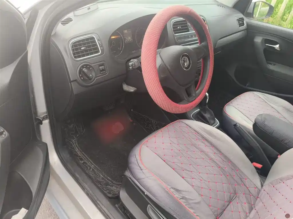 Volkswagen Polo 2014 1.4L Automatic Comfort Edition фото 13