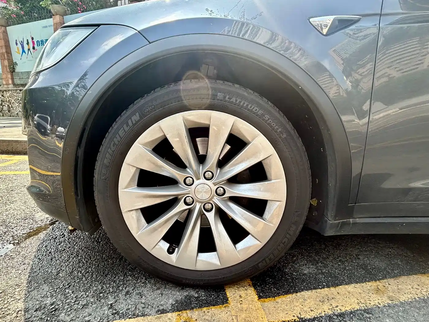 TESLA MODEL X