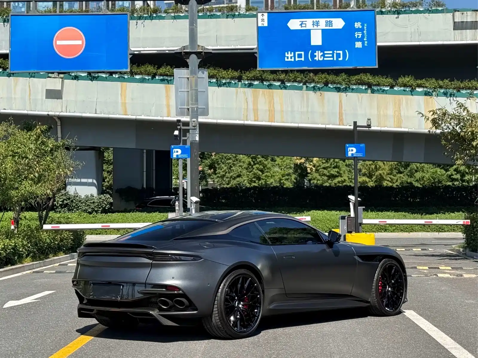 Фото 7 - Aston Martin DBS