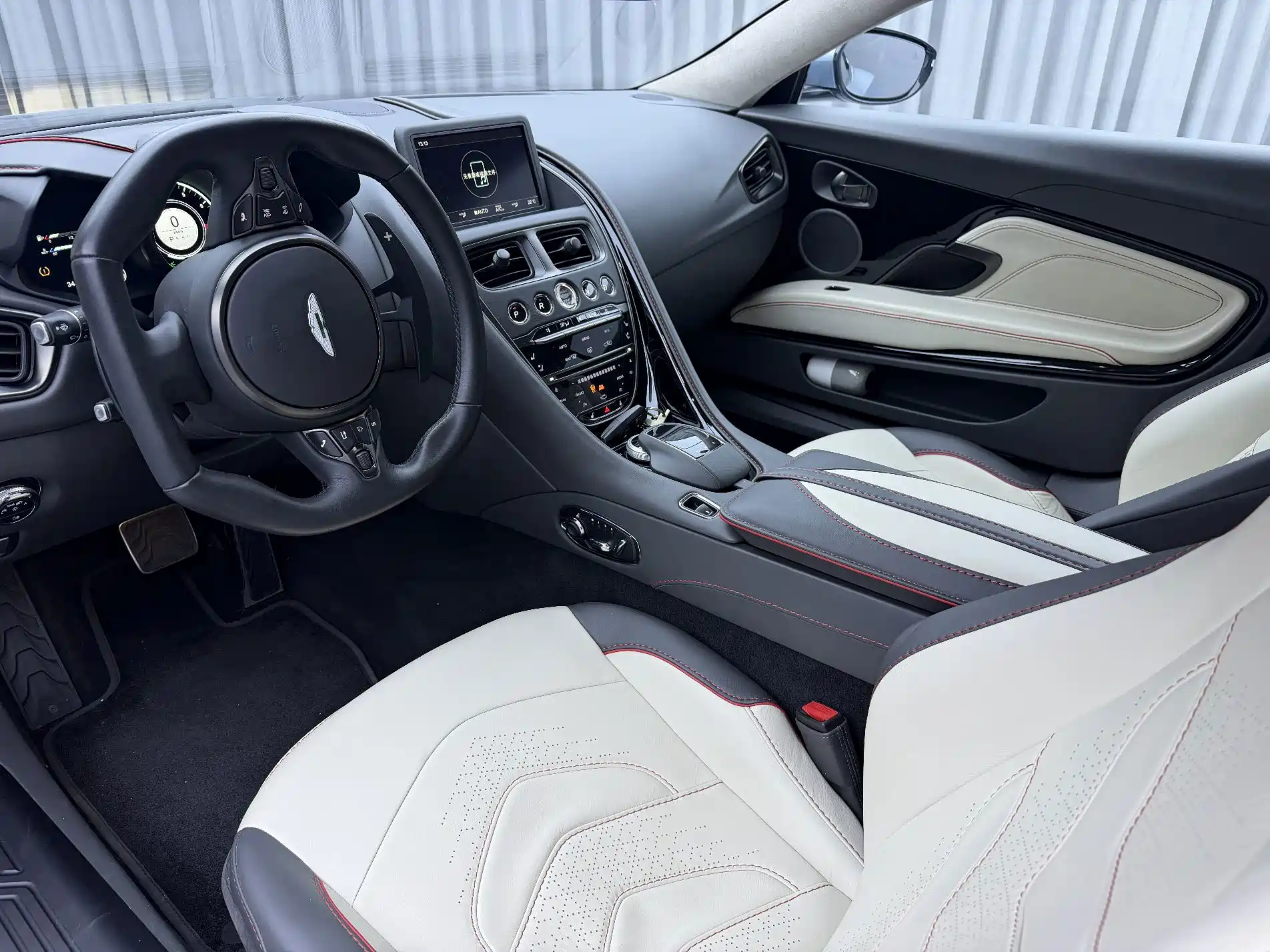 Фото 7 - Aston Martin DBS