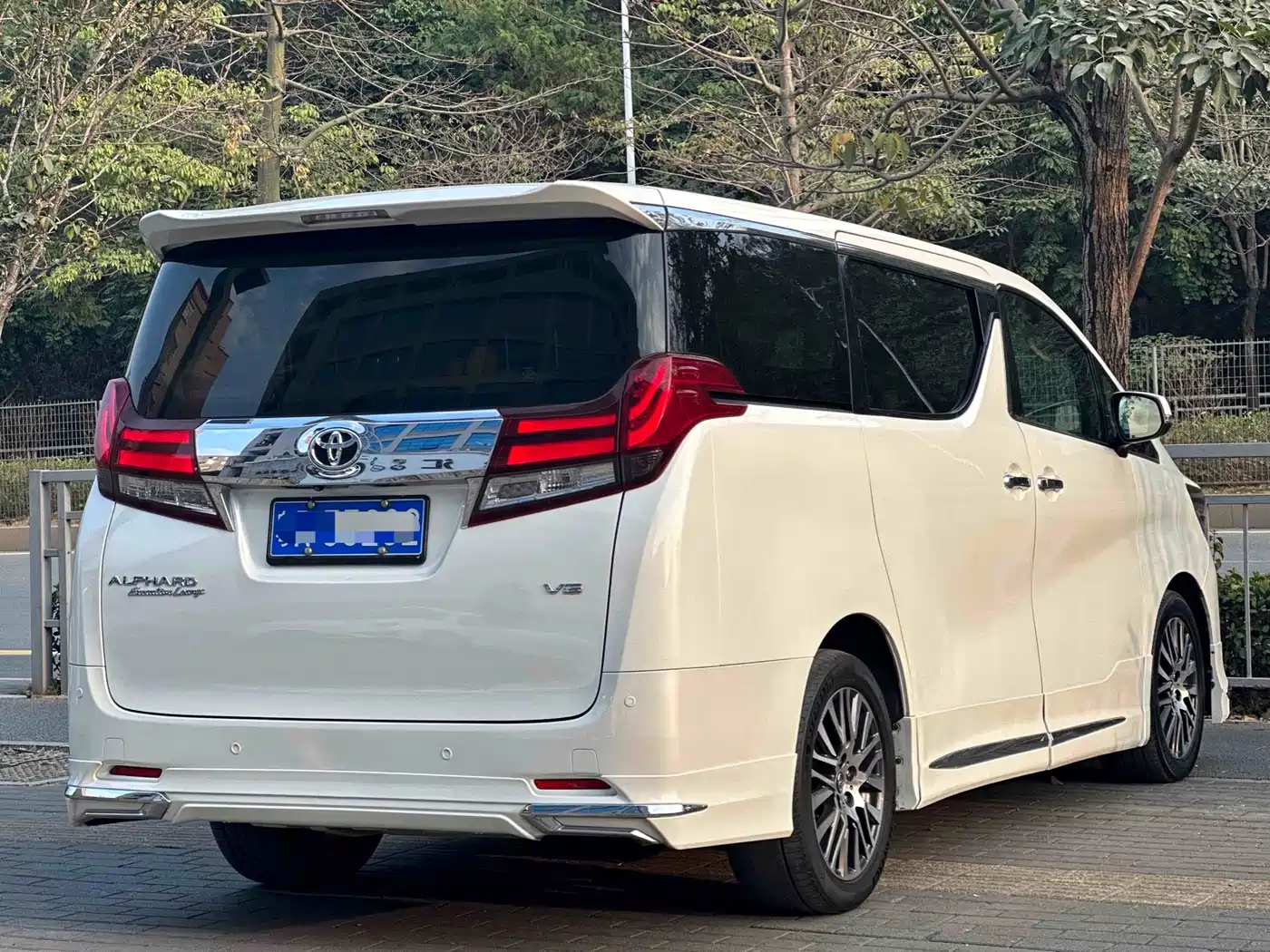 Toyota Alphard 2018 3.5L Luxury фото 4