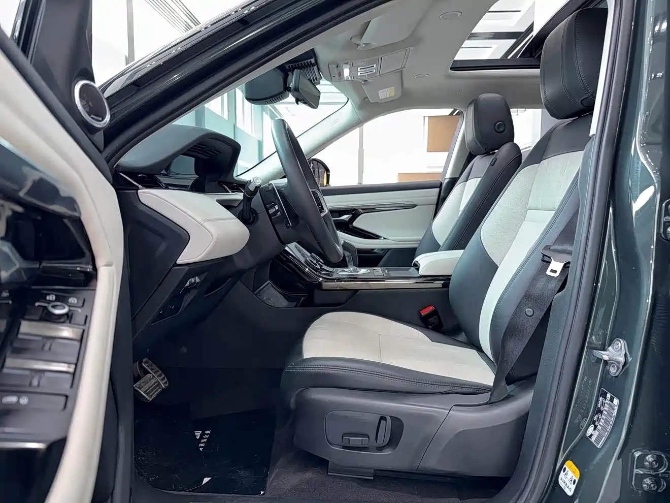 Land Rover Range Rover Evoque 2022 Range Rover Evoque L 249PS R-Dynamic Luxury Edition фото 4