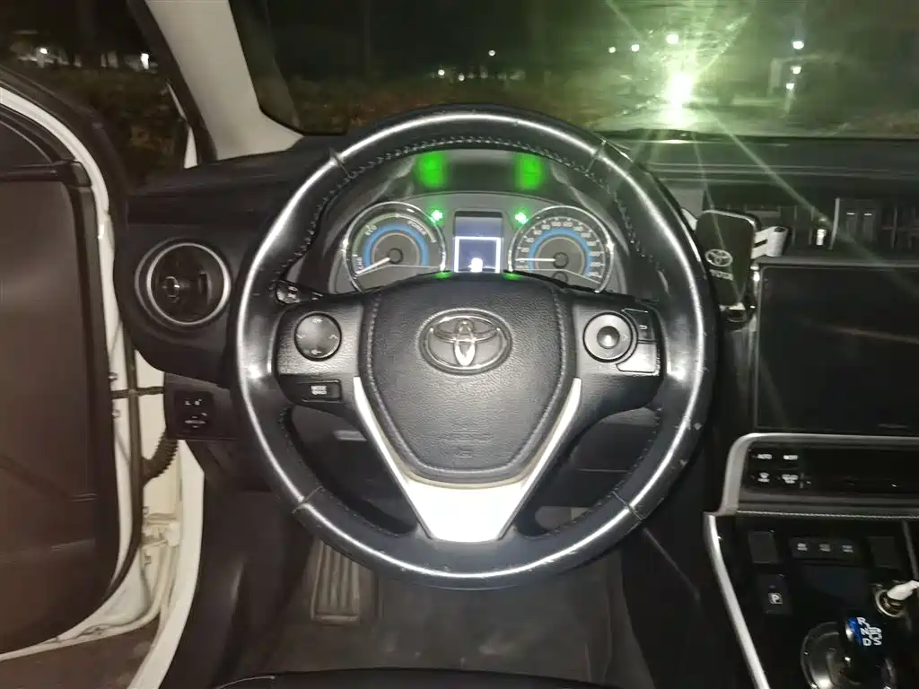 Toyota Corolla 2017 Facelift Hybrid 1.8L E-CVT Elite Edition фото 3