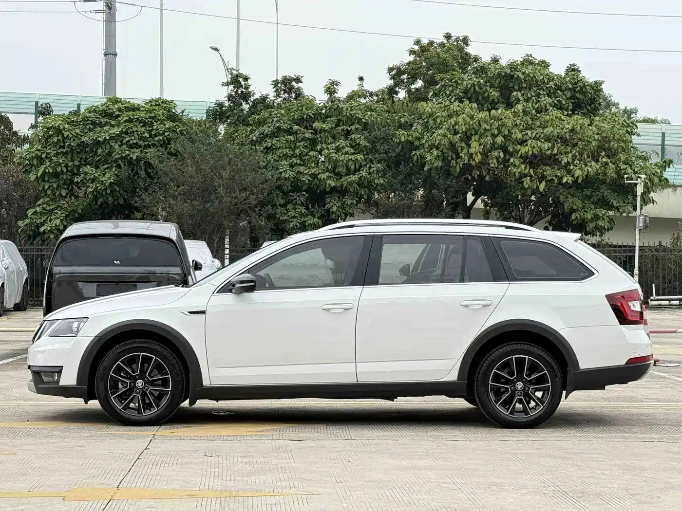 Škoda Octavia 2019 Wagon TSI230 DSG Luxury Edition China V фото 4
