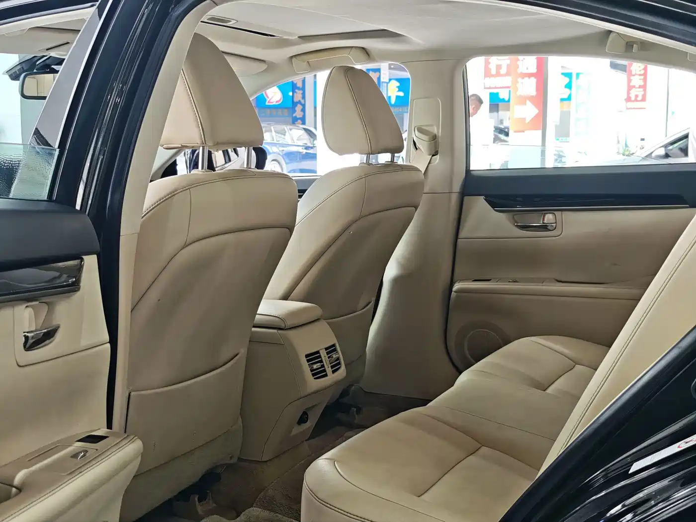 Photo 3 - Lexus ES