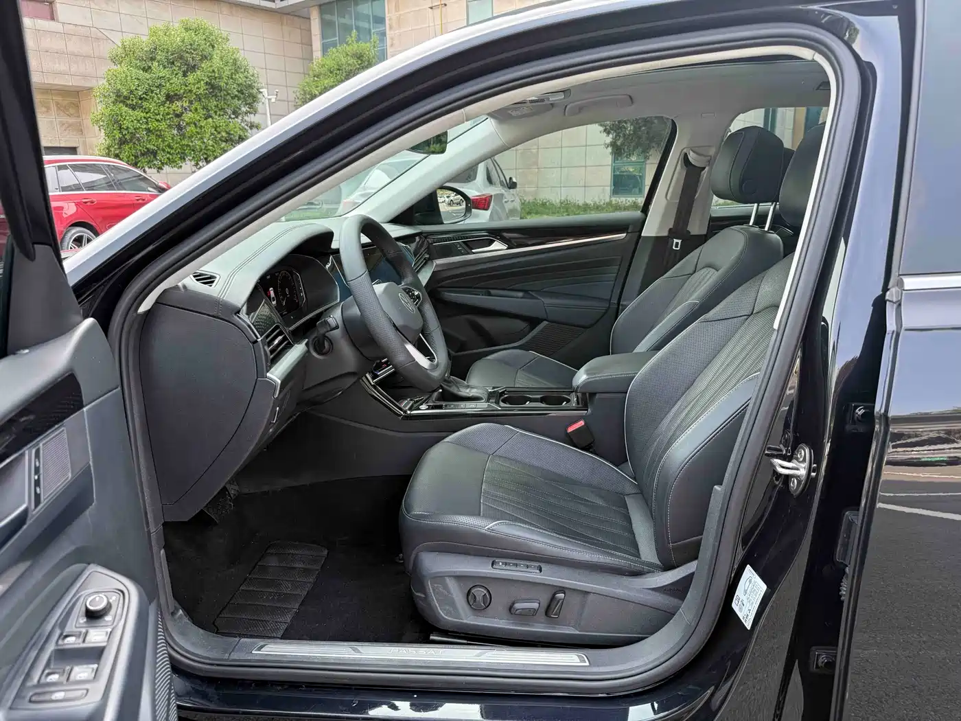 Volkswagen Passat 2022 330TSI Starlight Luxury Edition фото 14