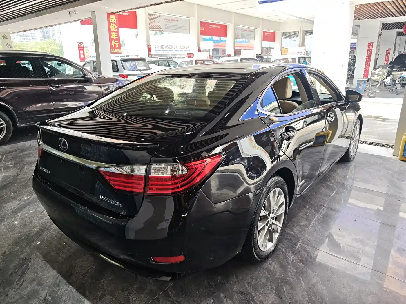 Photo 10 - Lexus ES
