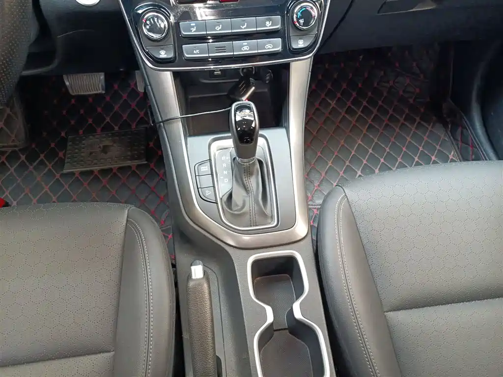 Hyundai Beijing Hyundai ix35 2018 2.0L Automatic 2WD Zhiyong·Enjoyment Edition фото 14