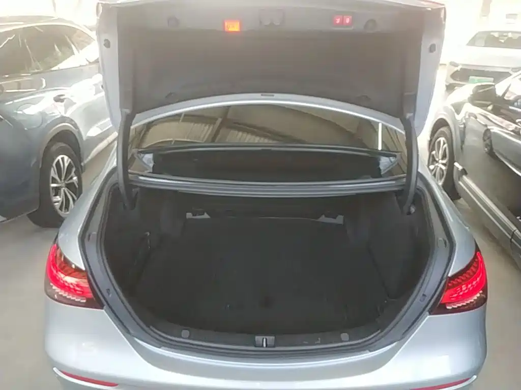 Photo 19 - Mercedes-Benz E-Class