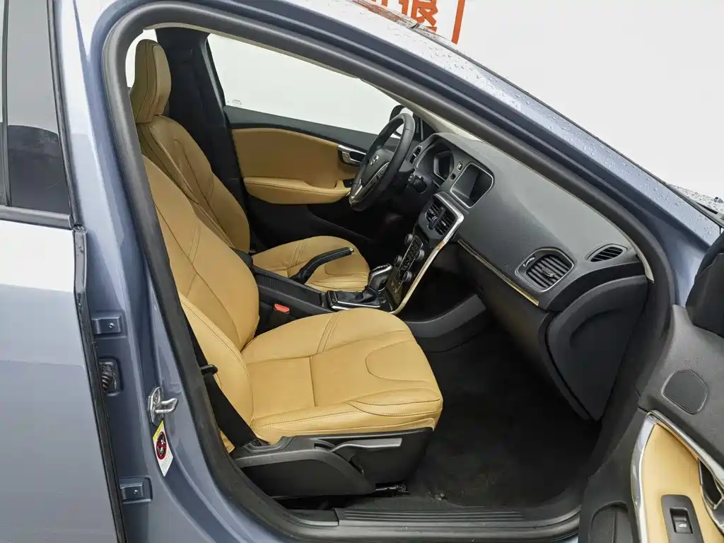 Фото 23 - Volvo V40
