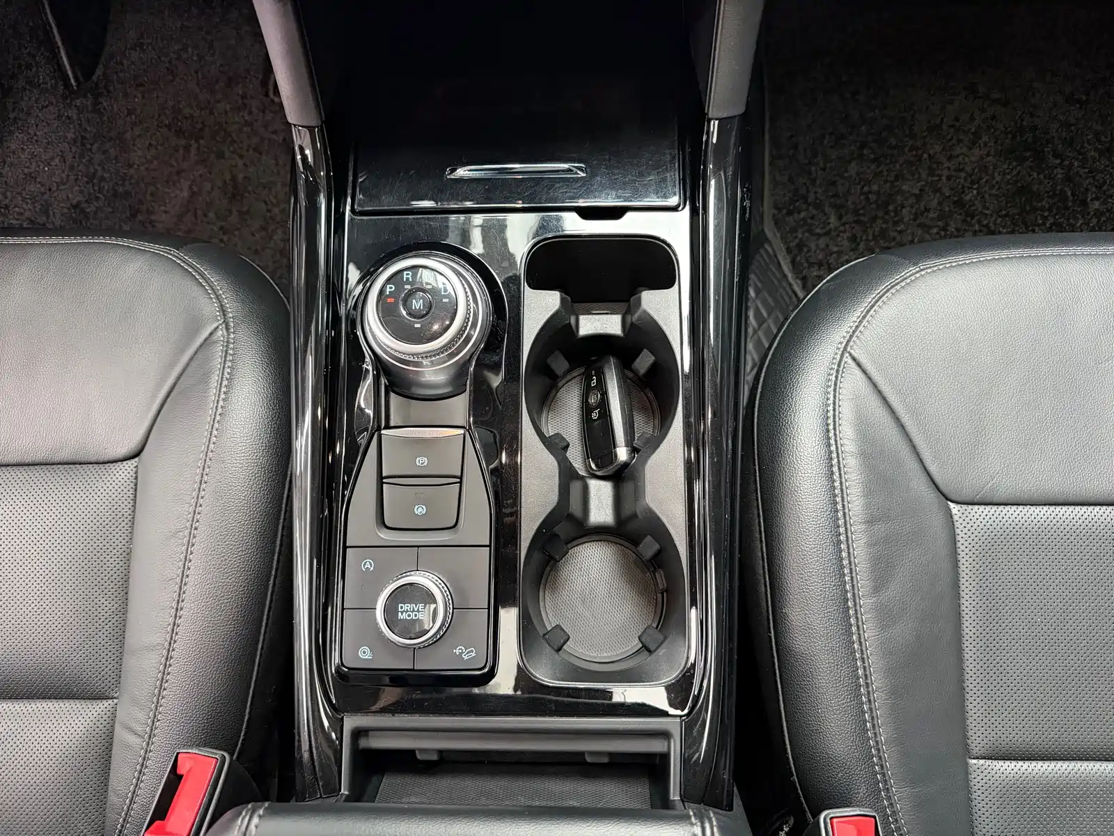 Photo 10 - Ford Explorer