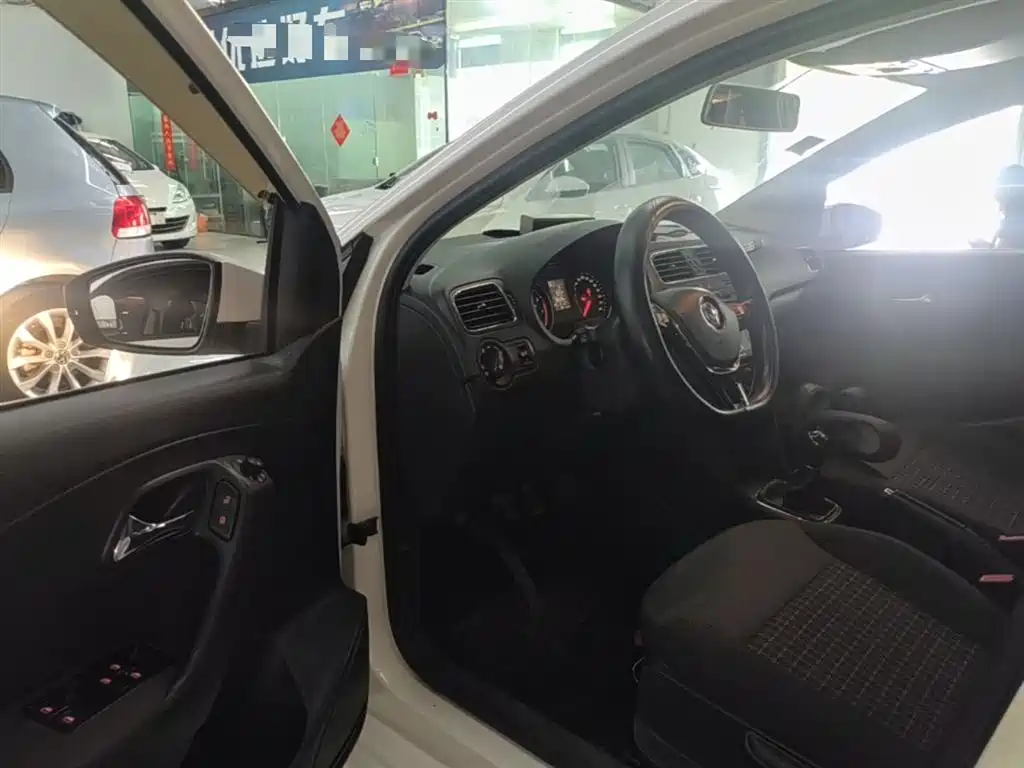 Volkswagen Polo 2016 1.6L Manual Comfort фото 16