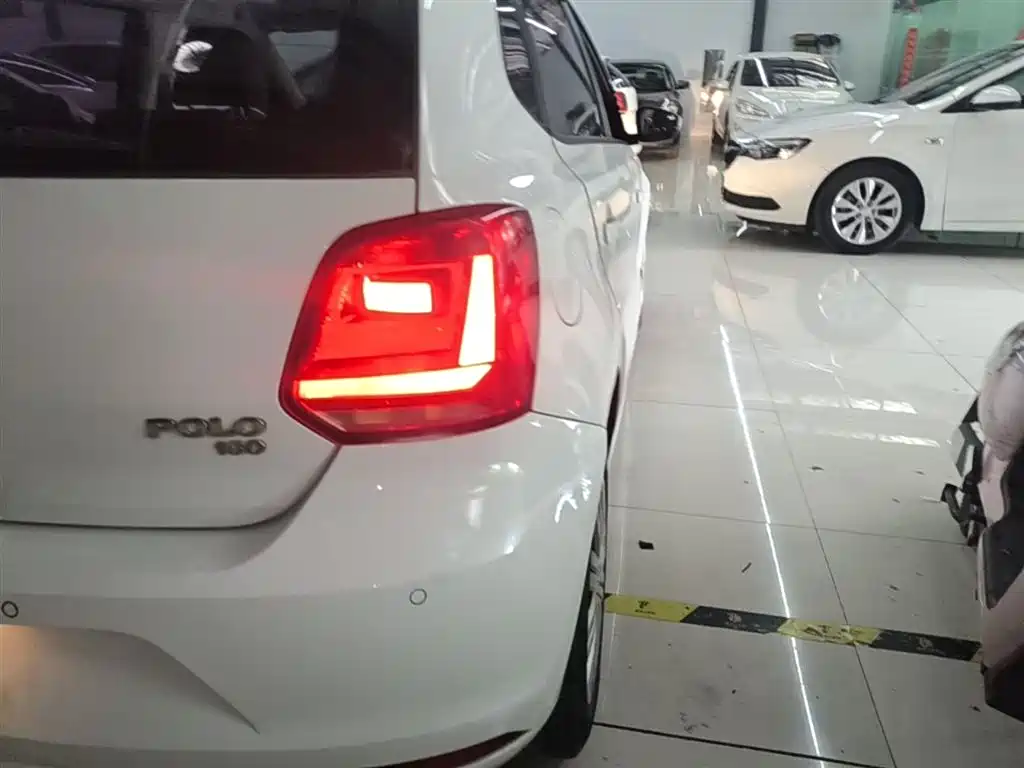 Volkswagen Polo 2016 1.6L Manual Comfort фото 8