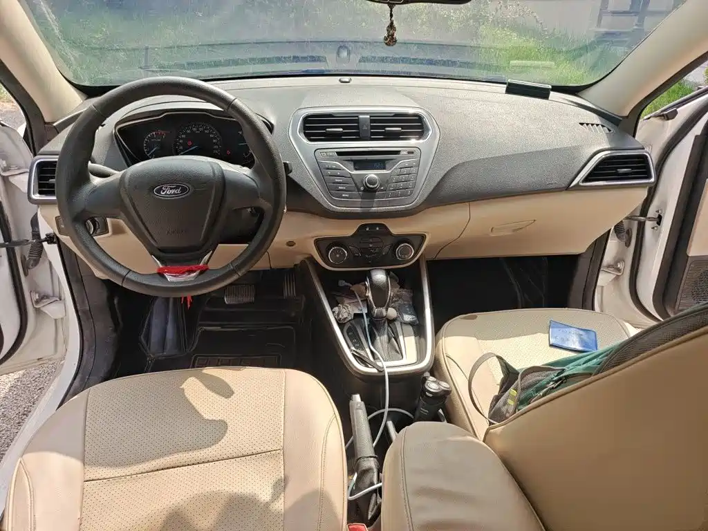 Photo 10 - Ford Escort