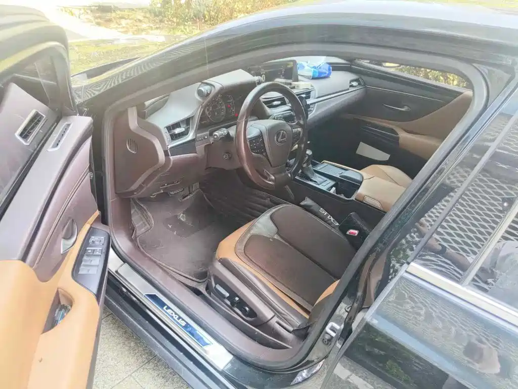 Фото 8 - Lexus ES