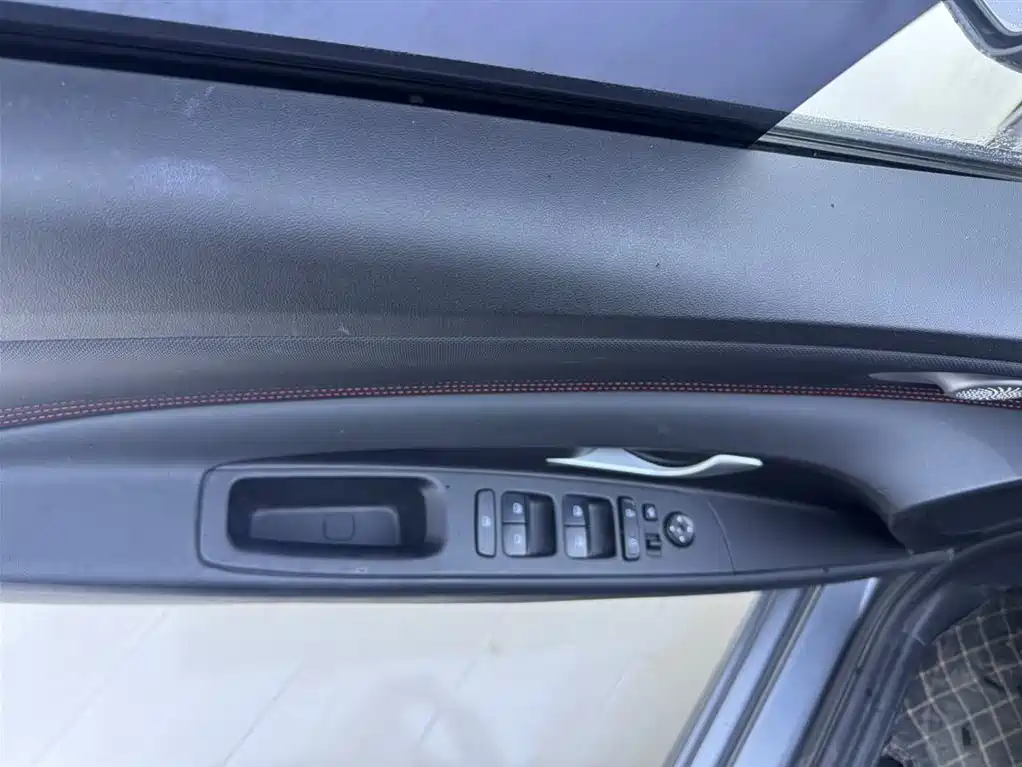 Hyundai Elantra 2021 1.5L CVT LUX Premium Edition фото 19