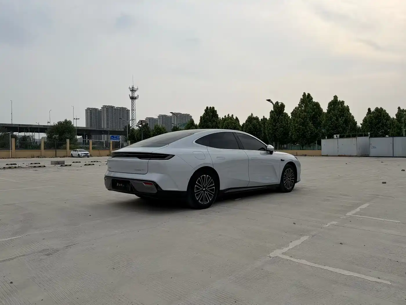 Geely Galaxy Galaxy Xingyao 8 2025 130km EM-i Premium Edition фото 4