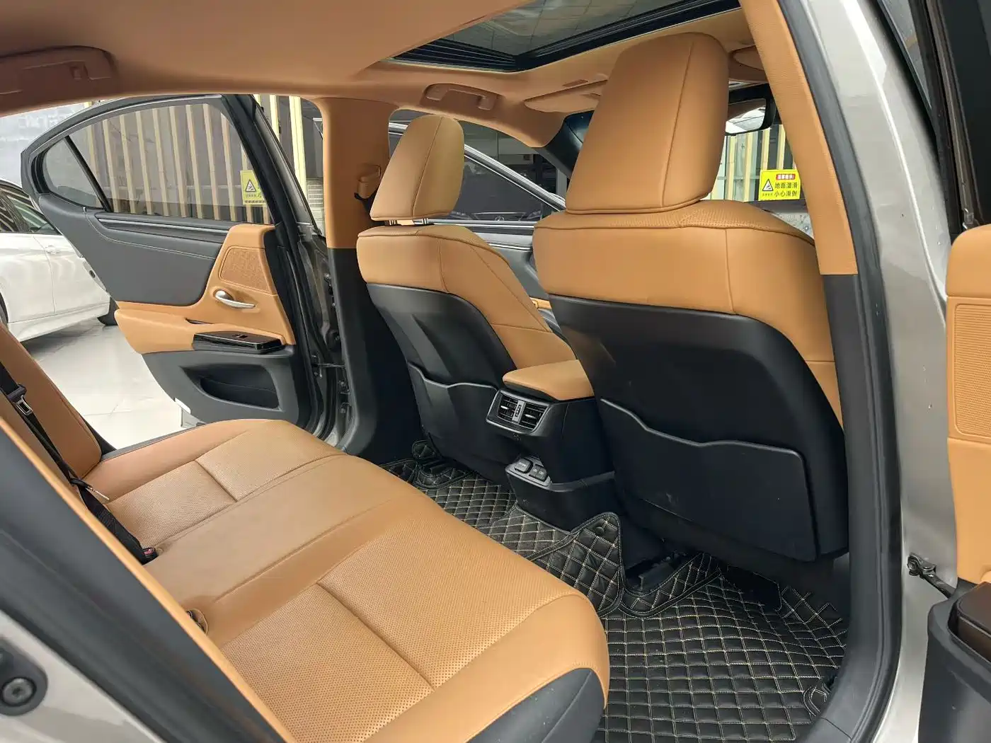 Lexus ES 2022 300h Excellence Edition фото 11