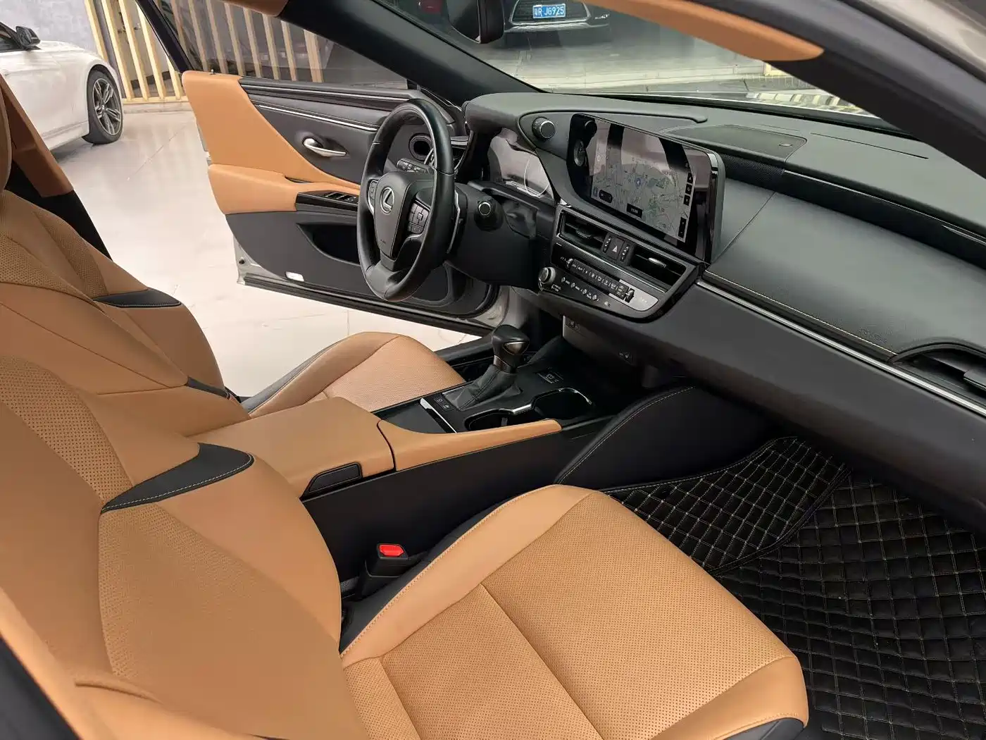 Lexus ES 2022 300h Excellence Edition фото 10