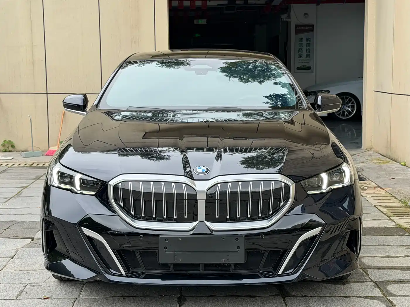 BMW 5 Series 2024 530Li Leading M Sport Package фото 2