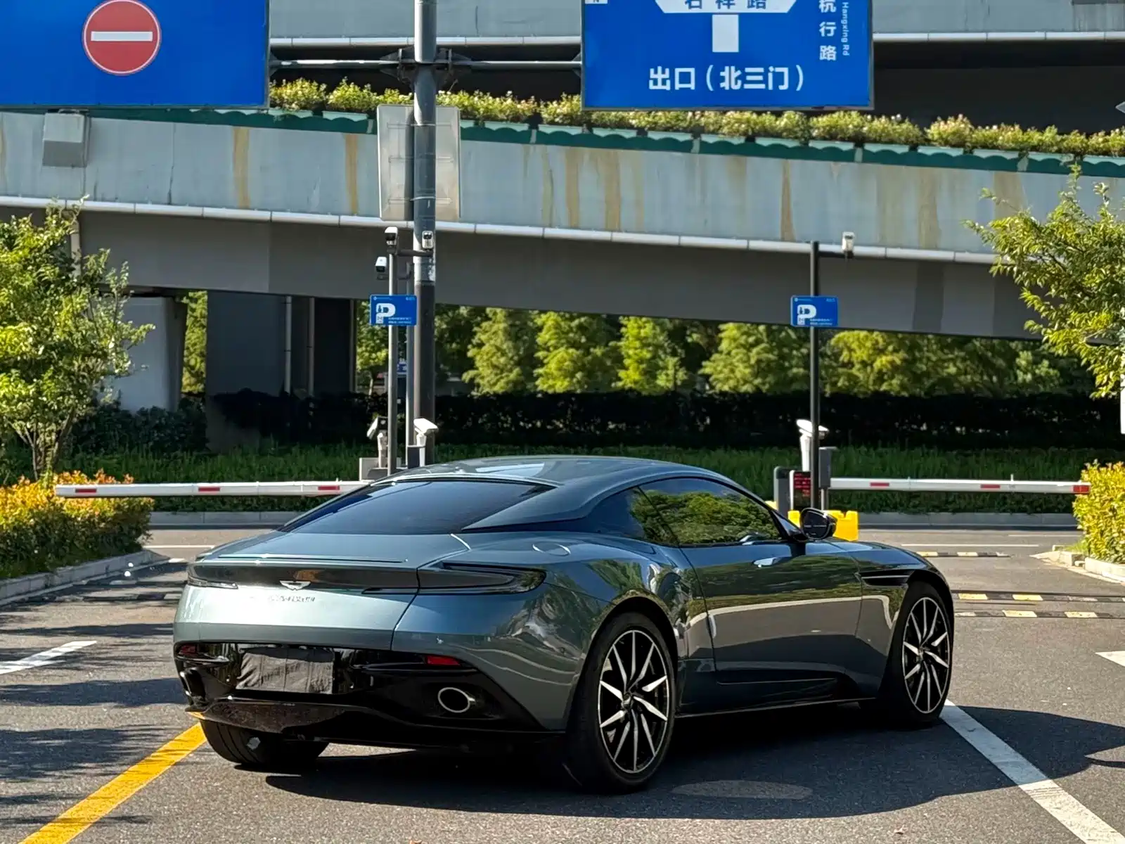 Фото 7 - Aston Martin DB11