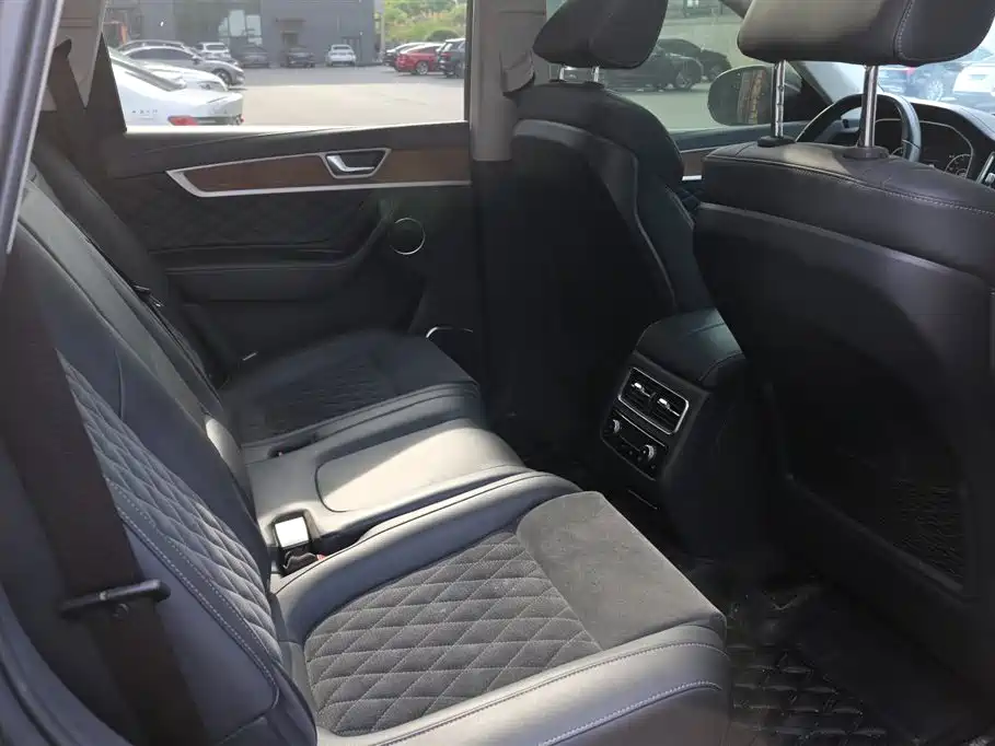 Hongqi HS7 2021 2.0T DCT FWD Smart Connect Qi Chang Edition фото 14