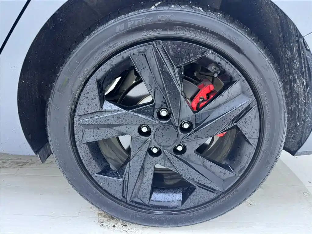 Hyundai Elantra 2021 1.5L CVT LUX Premium Edition фото 12