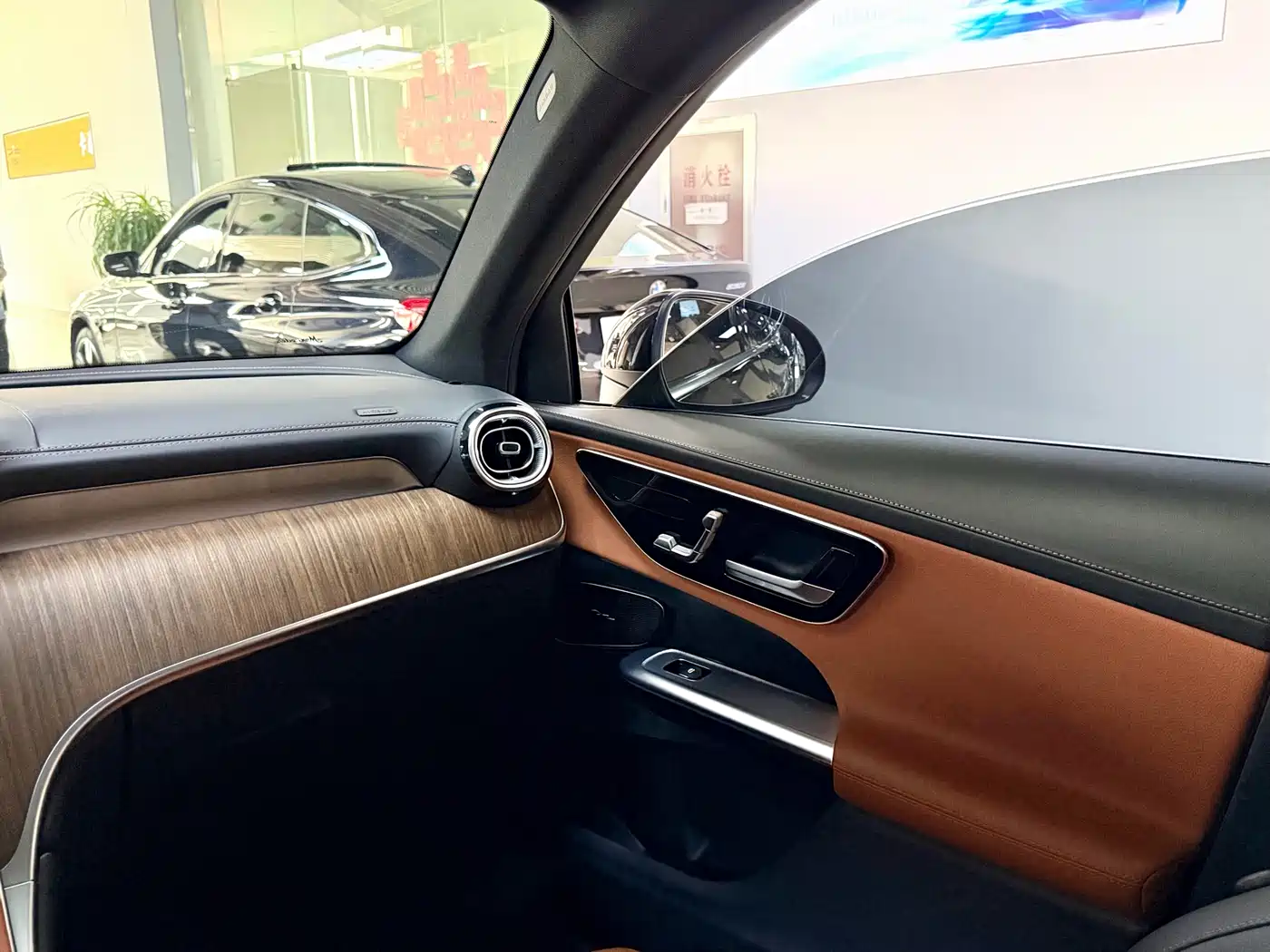 Mercedes-Benz GLC 2023 Facelift GLC 300 L 4MATIC Sport 5-Seater фото 16
