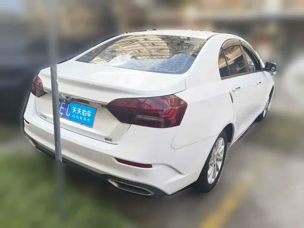 Фото 2 - Geely Emgrand