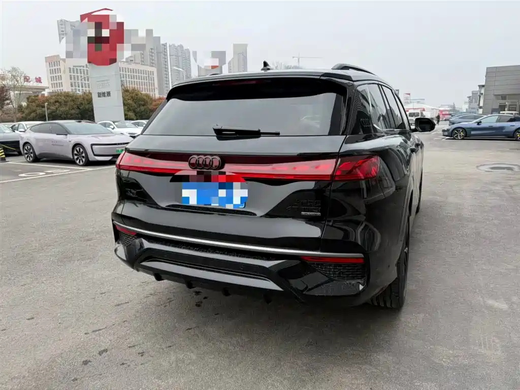 AUDI Q6