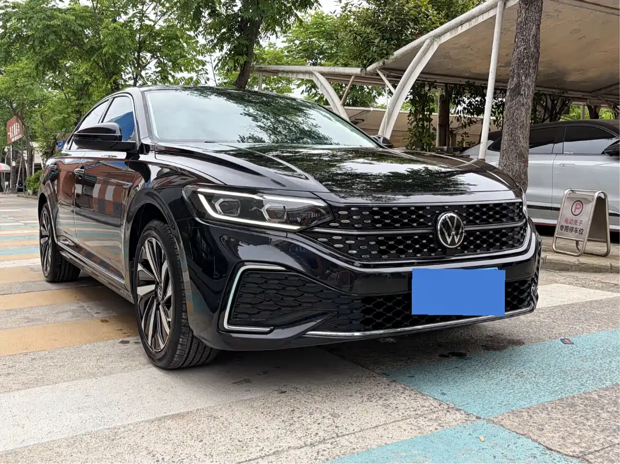 Volkswagen Passat 2022 330TSI Starlight Luxury Edition фото 3